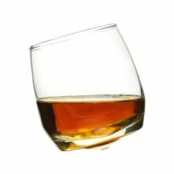 Bujające się szklanki do whiskey
